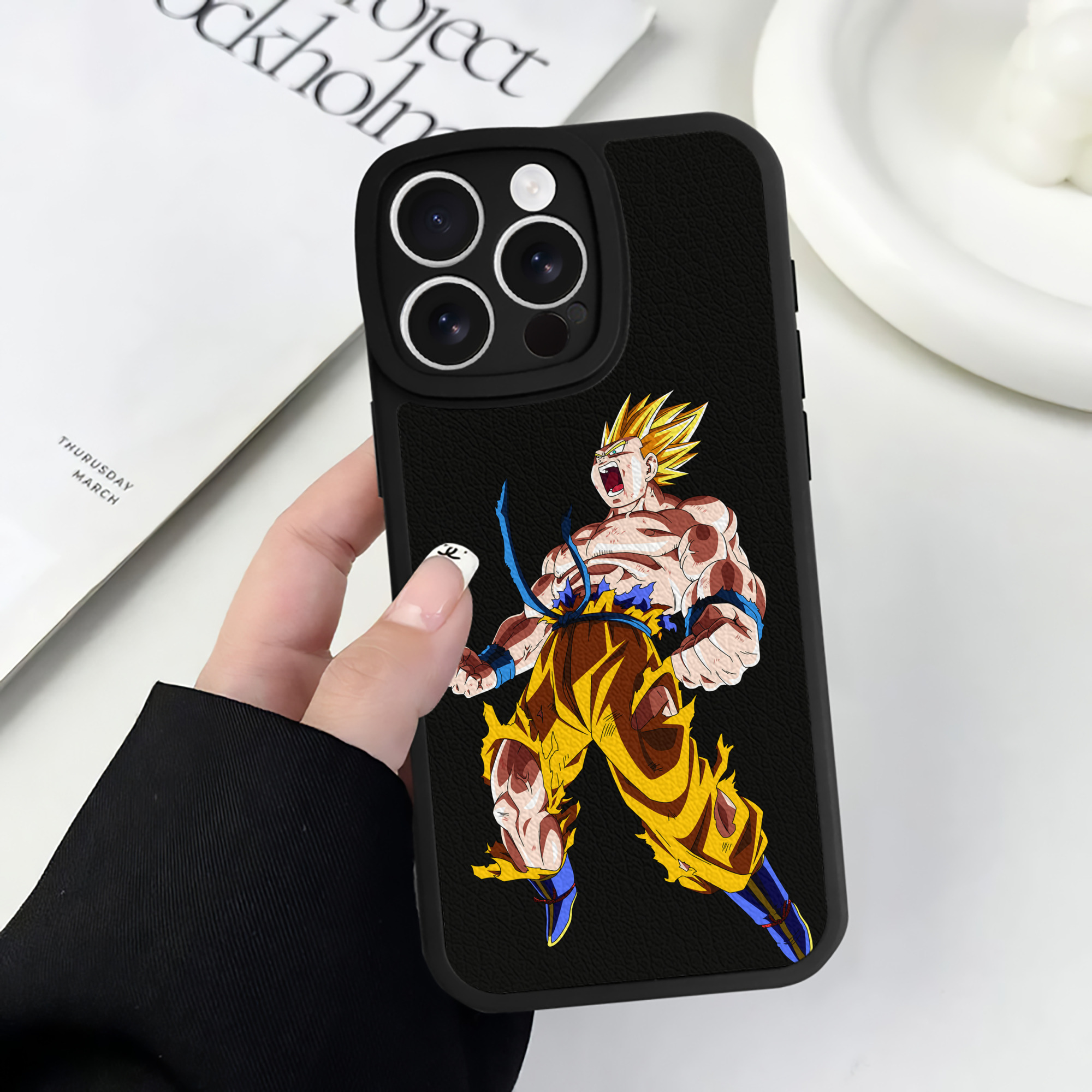 （画像用） ドラゴンボール 孫悟空（そん ごくう）Son Goku カカロット DRAGON BALL Kakarotto 【iPhone 16シリーズ対応】シリコンスマホケース（レザー調） 材質：シリコン